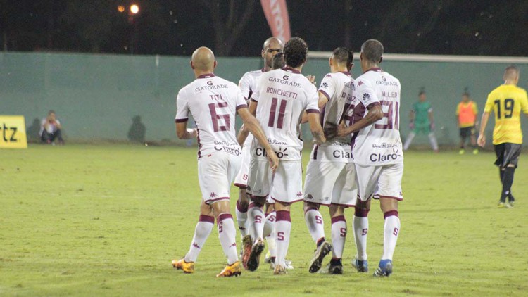 Saprissa celebra una anotación ante Liberia.
