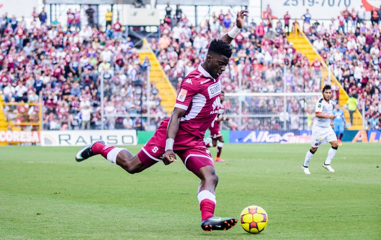 #Saprissa 2-1 Alajuelense. Campeonato Verano 2017, Jornada 8. Domingo 05 de febrero, 2017. Estadio Ricardo Saprissa. Fotografía: Luis Alvarado | PMEimages.com #QueLindoserMorado #ClasicoCR